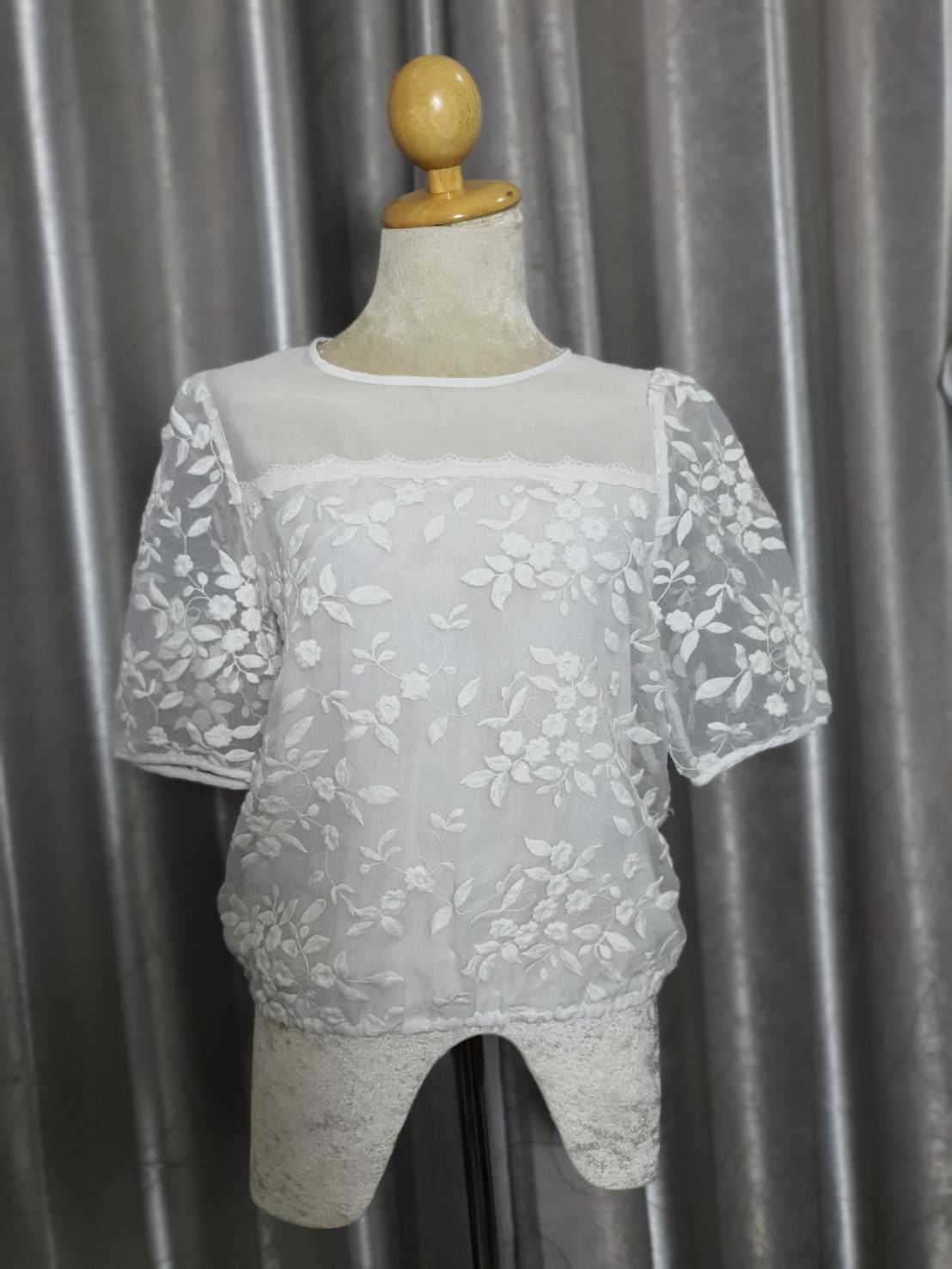 FF02308 เสื้อผ้ามือสอง สีขาว ลายปักดอกไม้นูน อก 35 นิ้ว
