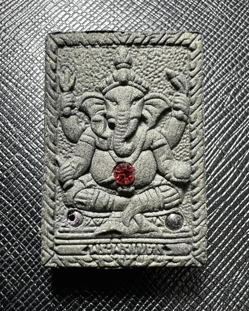 พระสมเด็จปรกโพธิ์ (เนื้อผงใบลานสีดำ, ฝังตะกรุด) Phra Somdej Prokpho (Black palm leaf powder, Embedded with Takrud). SKU-03272