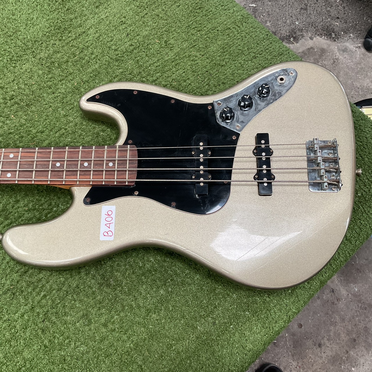 กีต้าร์เบส Legend