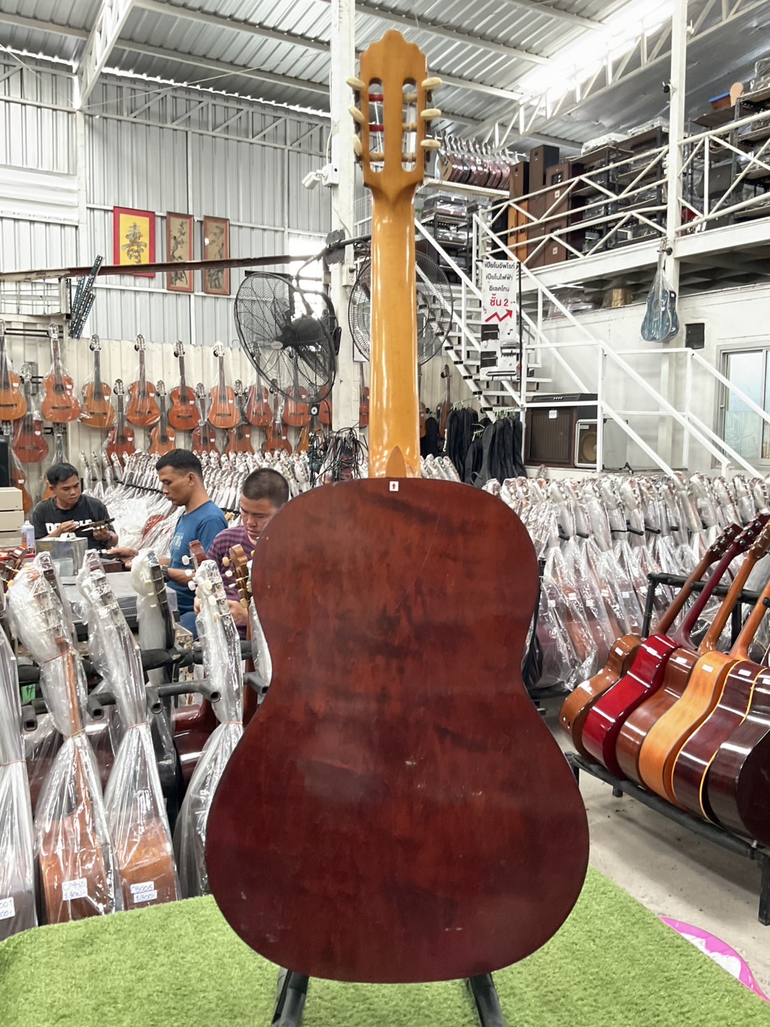 กีต้าร์คลาสสิค ยี่ห้อตามภาพ