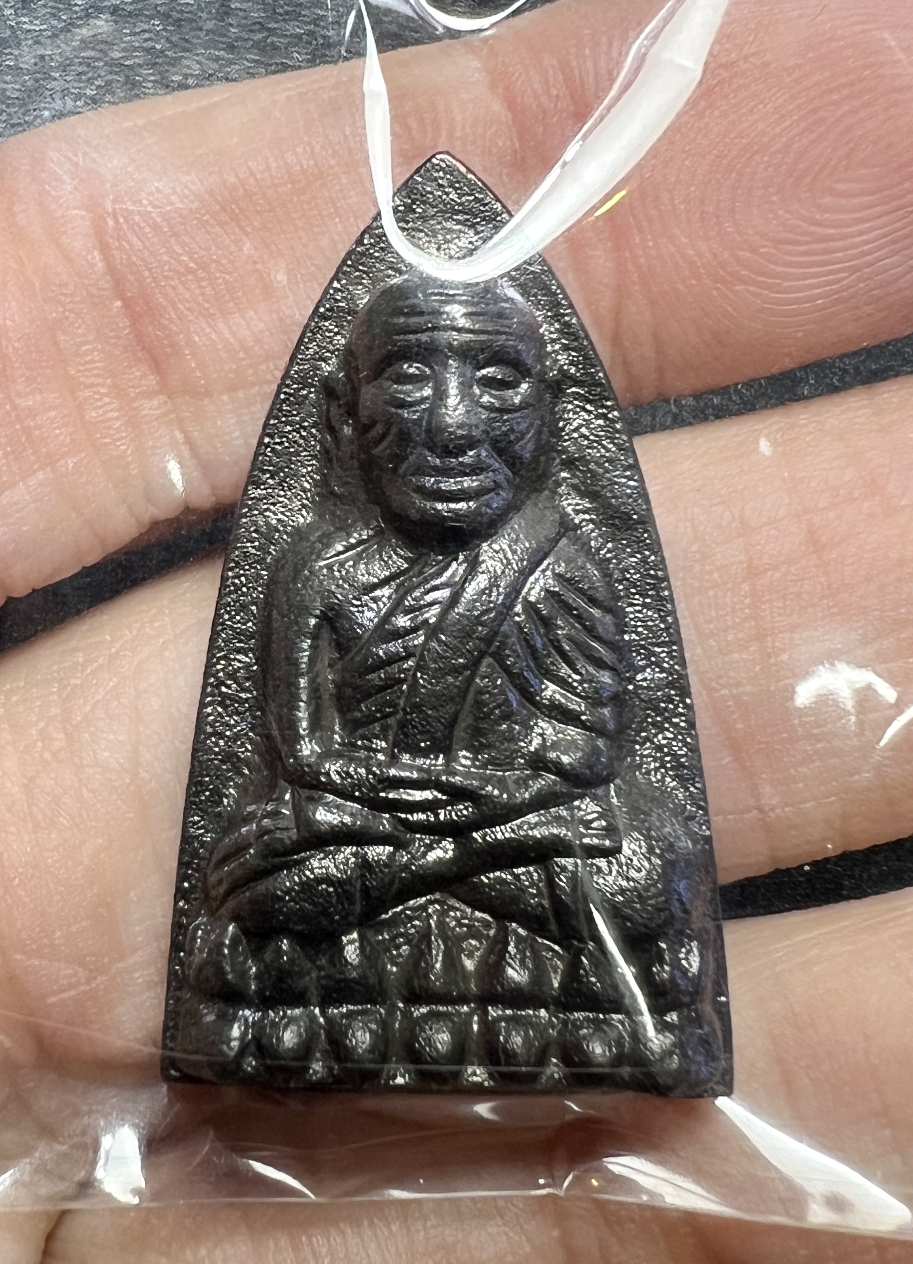 หลวงพ่อทวด พิมพ์เตารีดใหญ่A Luang Pu Thuat coin (Triangle Big size, Bronze) SKU-01991