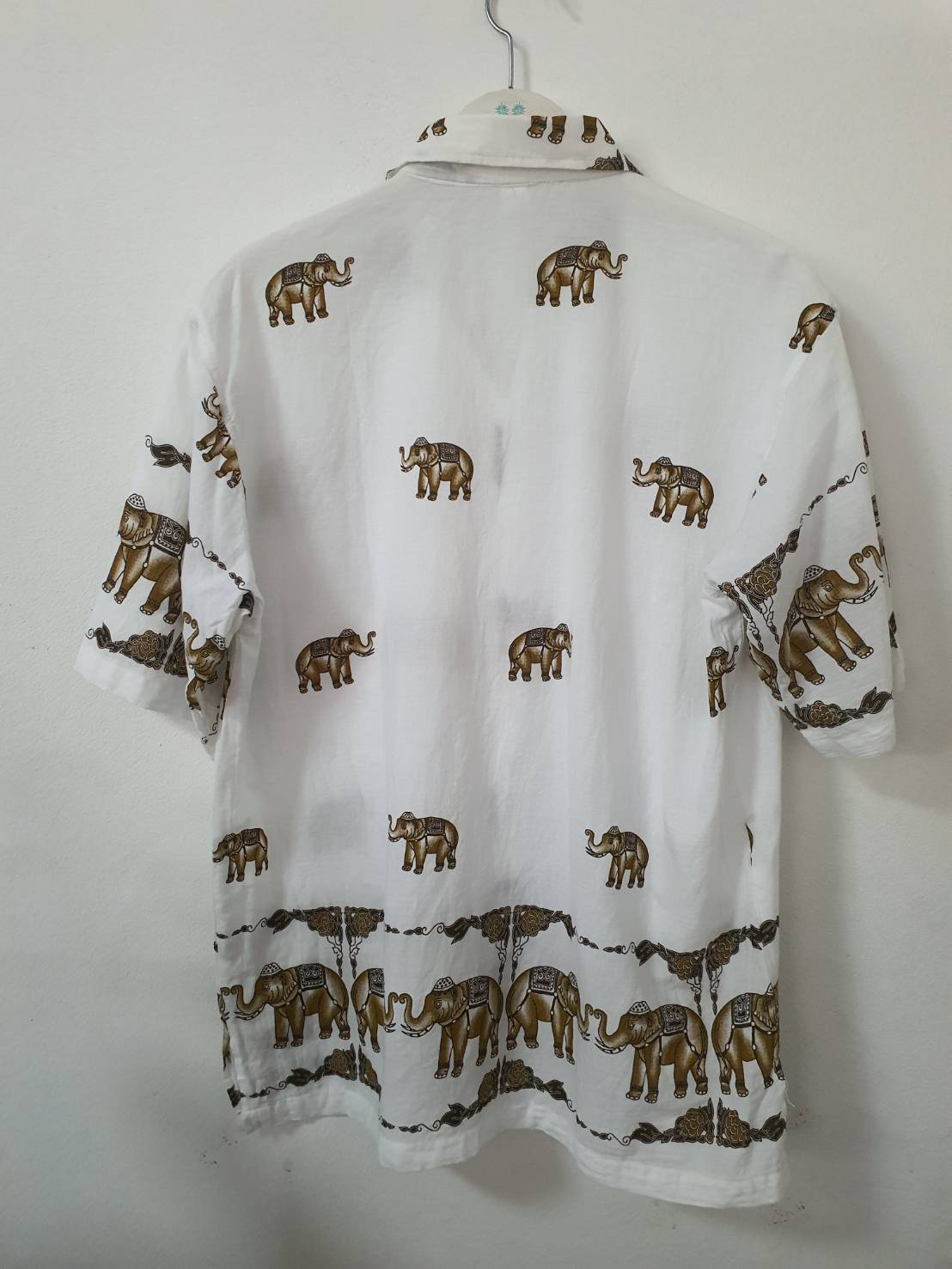 FF06309 เสื้อเชิ้ตมือสอง สีขาว ลายช้างไทย อก 43 นิ้ว