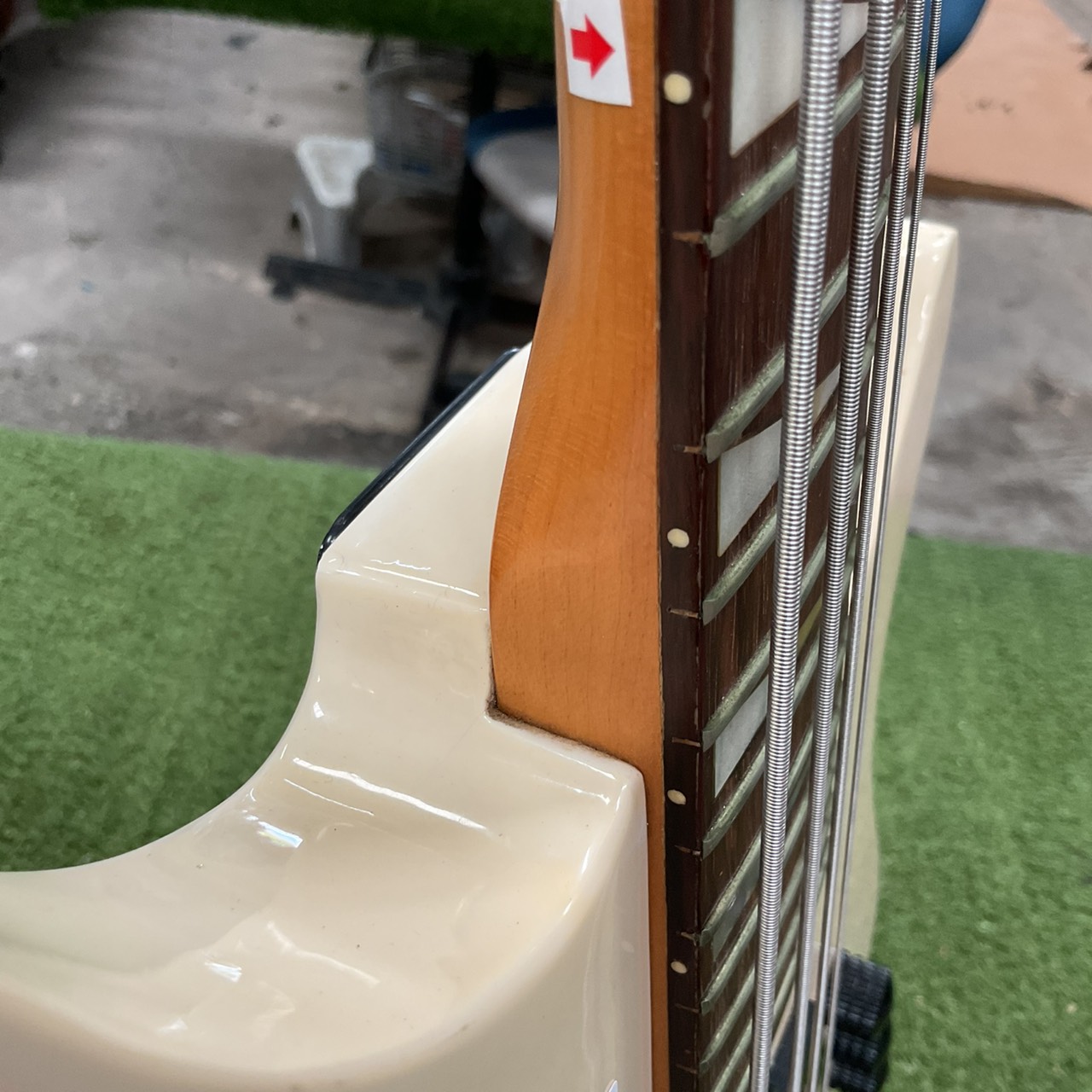 กีต้าร์เบส STRAINER : JS