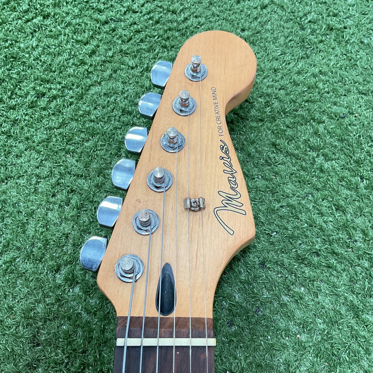 กีต้าร์ไฟฟ้า Mavis