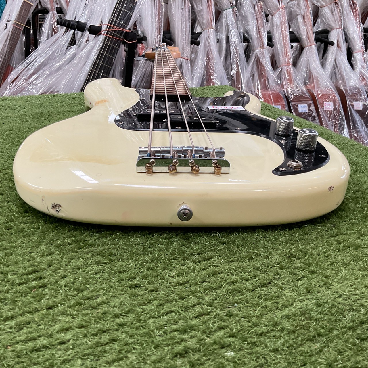 กีต้าร์เบส Legend