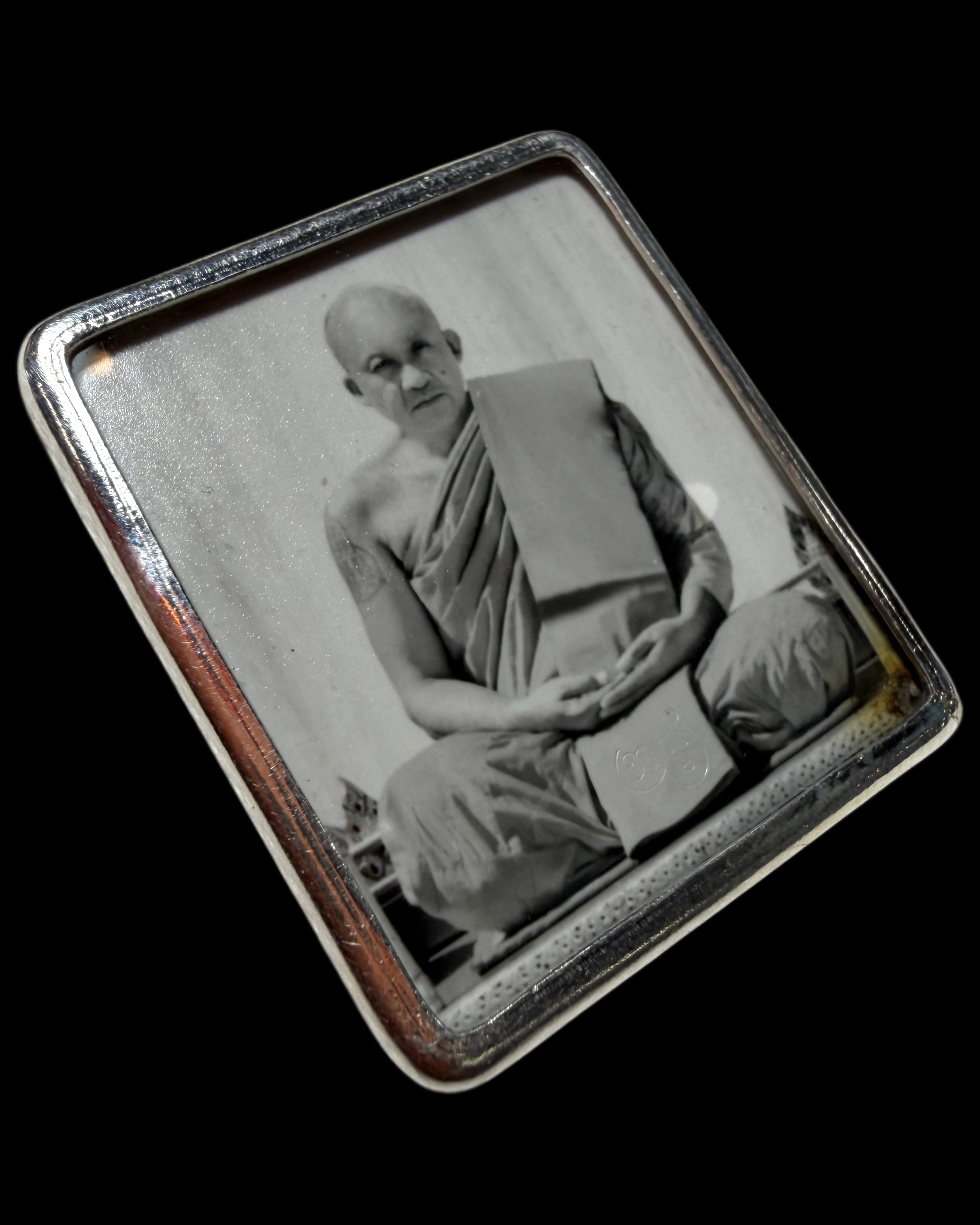 รูปถ่ายหลวงพ่อชำนาญฟิล์มกระจกโบราณ (รุ่น:กองบุญกฐิน2568,หลังจีวร,ตะกรุดเงิน) Luang Por Chamnan’s Wet-Plate Collodion Portrait. (series:kathina merit fund 2568,with Luang Por Chamnan’s monastic robe and silver takrud) SKU-04064