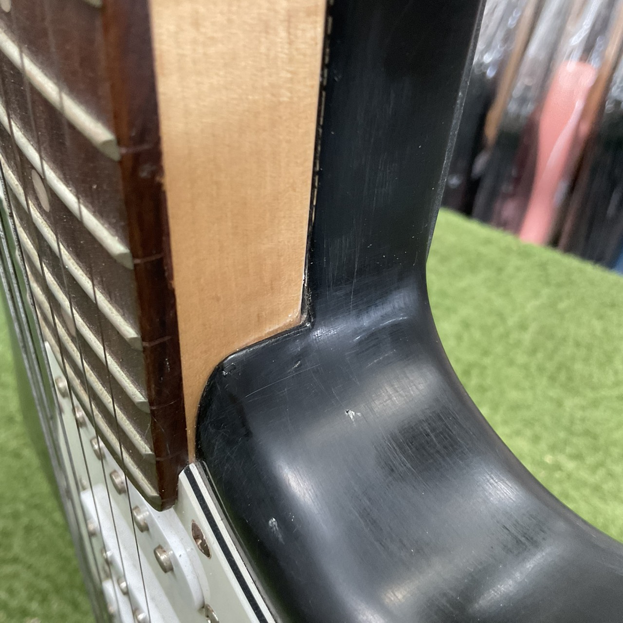 กีต้าร์ไฟฟ้า ยี่ห้อตามภาพ