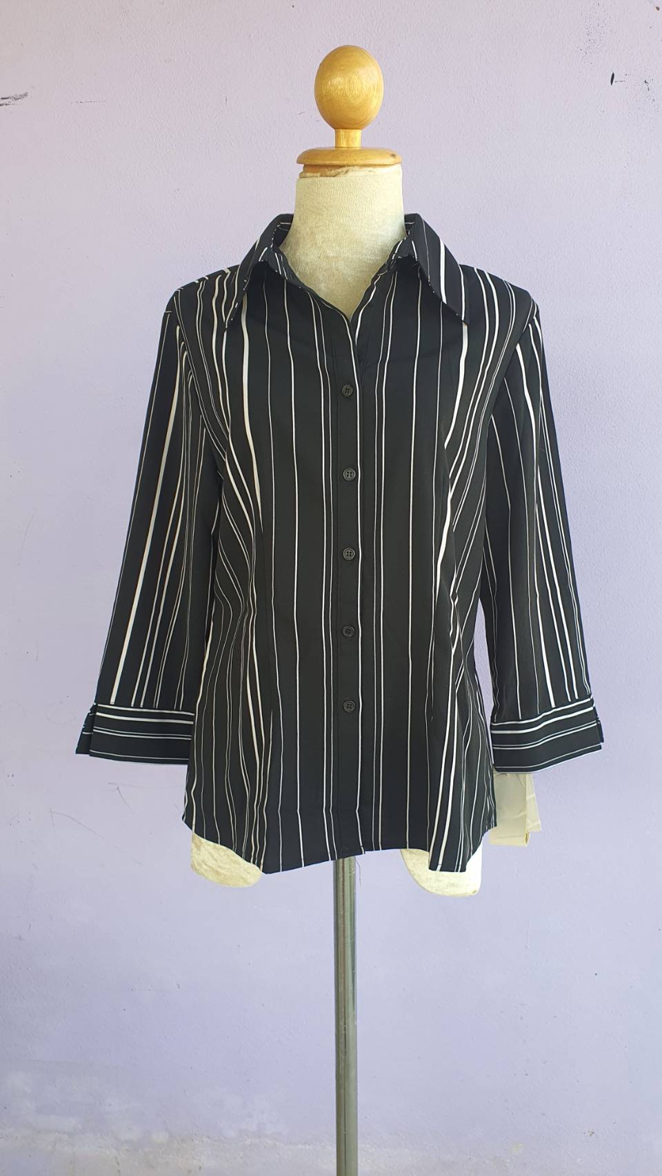 FF02828 เสื้อเชิ้ต สีดำลายทาง ของใหม่ อก 38 นิ้ว