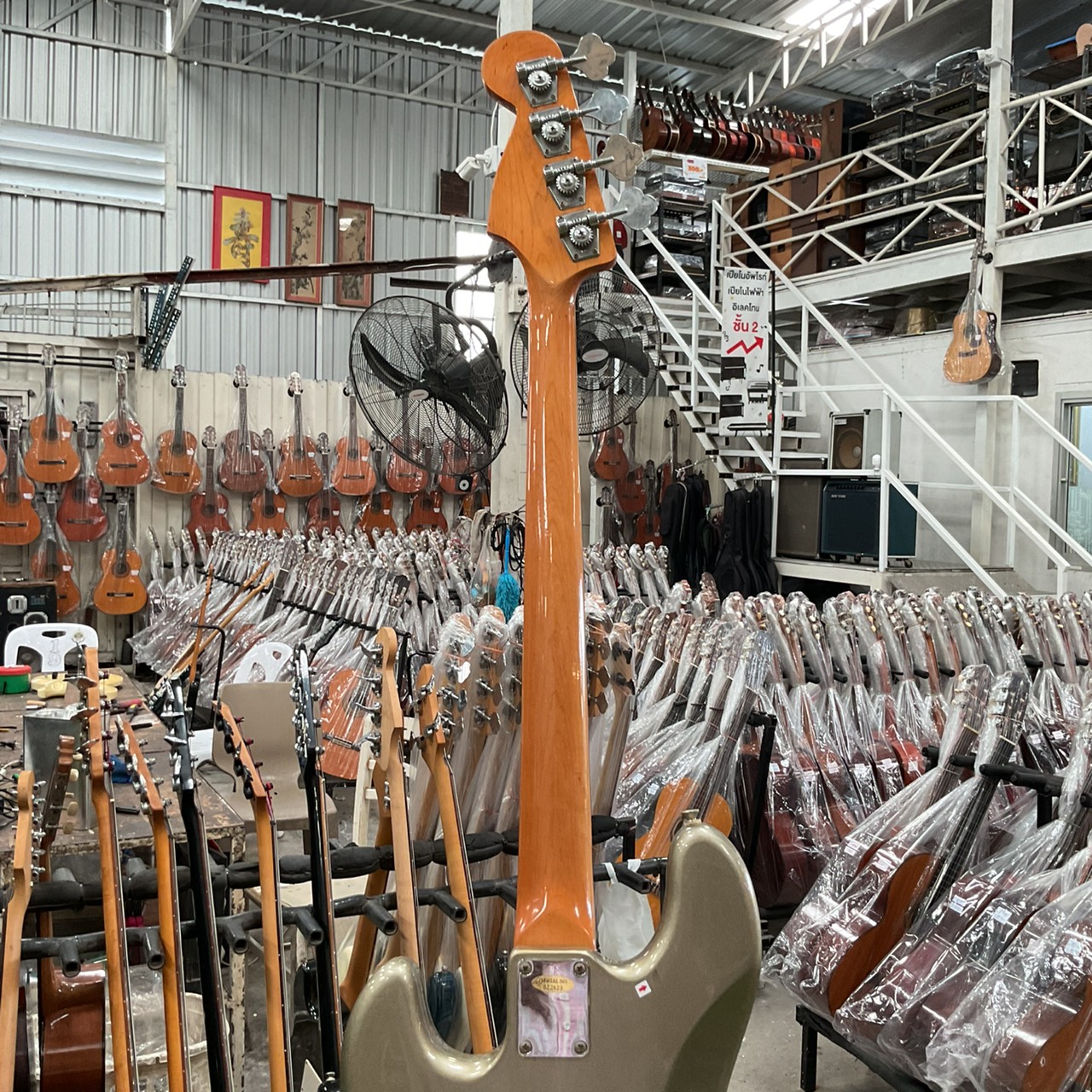 กีต้าร์เบส Legend