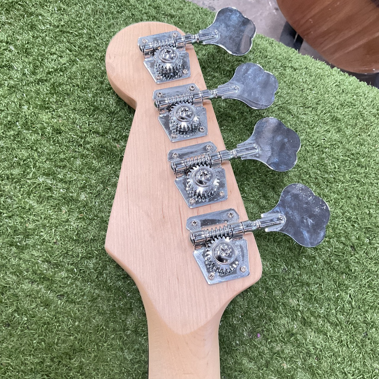 กีต้าร์เบส Gion