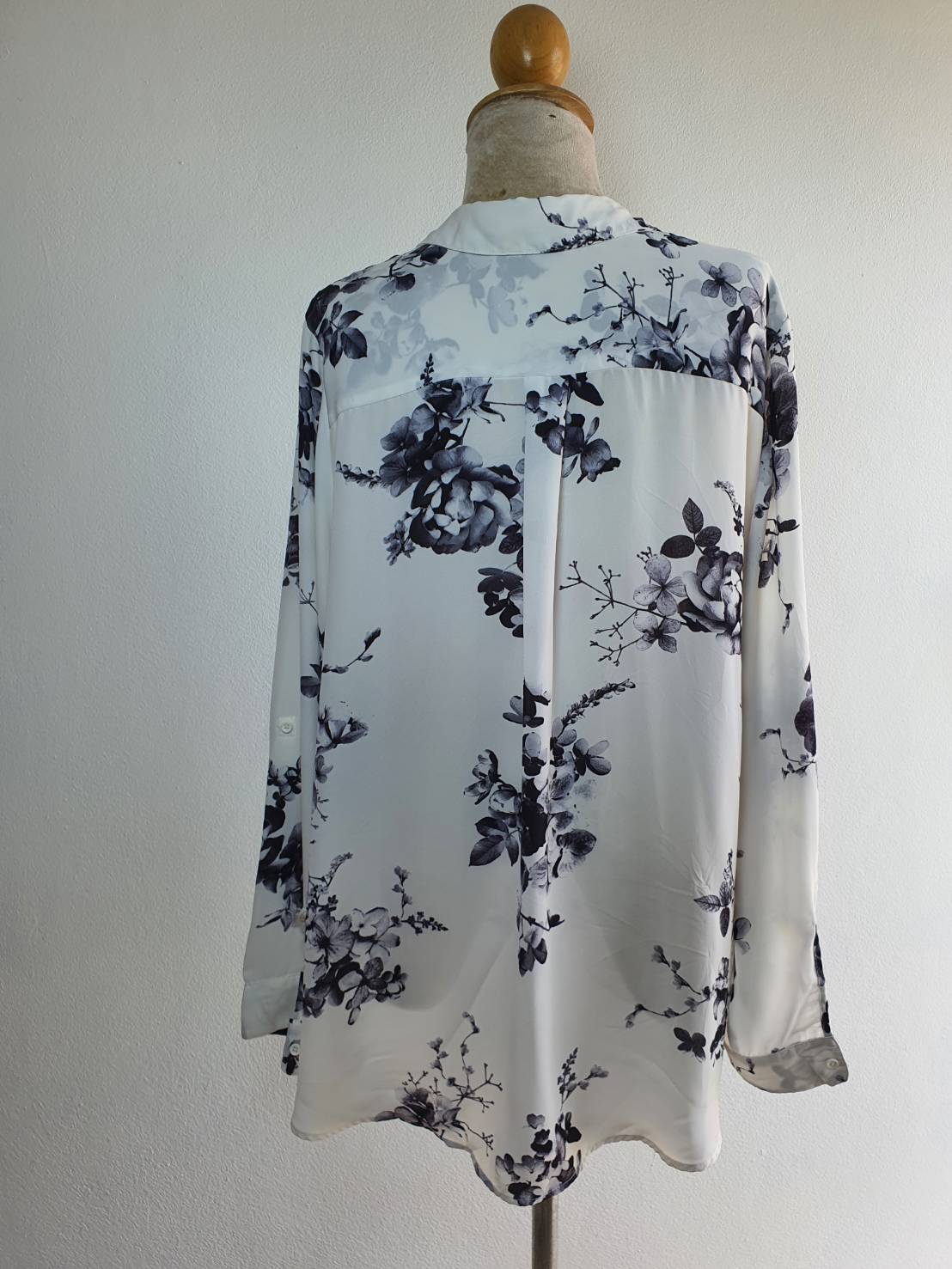 FF03895 รเสื้อผ้ามือสอง สีขาวลาย แบรนด์ REITMANS อก free-50 นิ้ว