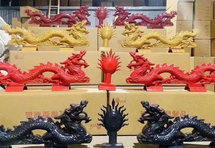 มังกรคู่ร่ายรำบนเวหาเล่นลูกแก้ว เสริมสิริมงคล โชคลาภ ประดับบนหลังคาบ้าน อาคาร สันประตู หัวประตูอาคาร อุปกรณ์ตกแต่ง 双龙戏珠屋顶双龙戏珠 Double Dragons Dancing in the Sky Playing Crystal Balls to Bring Good Fortune