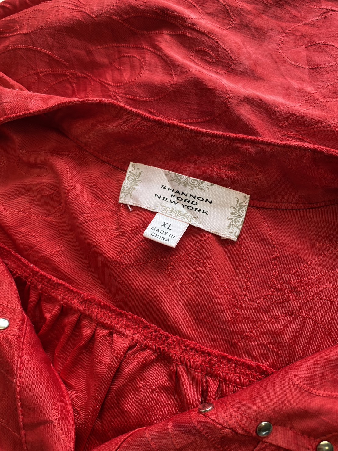 FF04560 เสื้อผ้ามือสอง สีแดง แบรนด์ SHANNON FORD NEW YORK อก 46-50นิ้ว