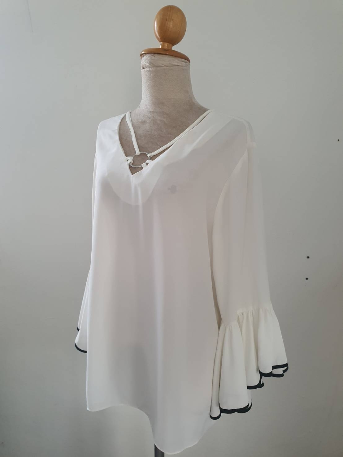 FF05759 เสื้อผ้ามือสอง สีขาว ชีฟอง อก 46 นิ้ว