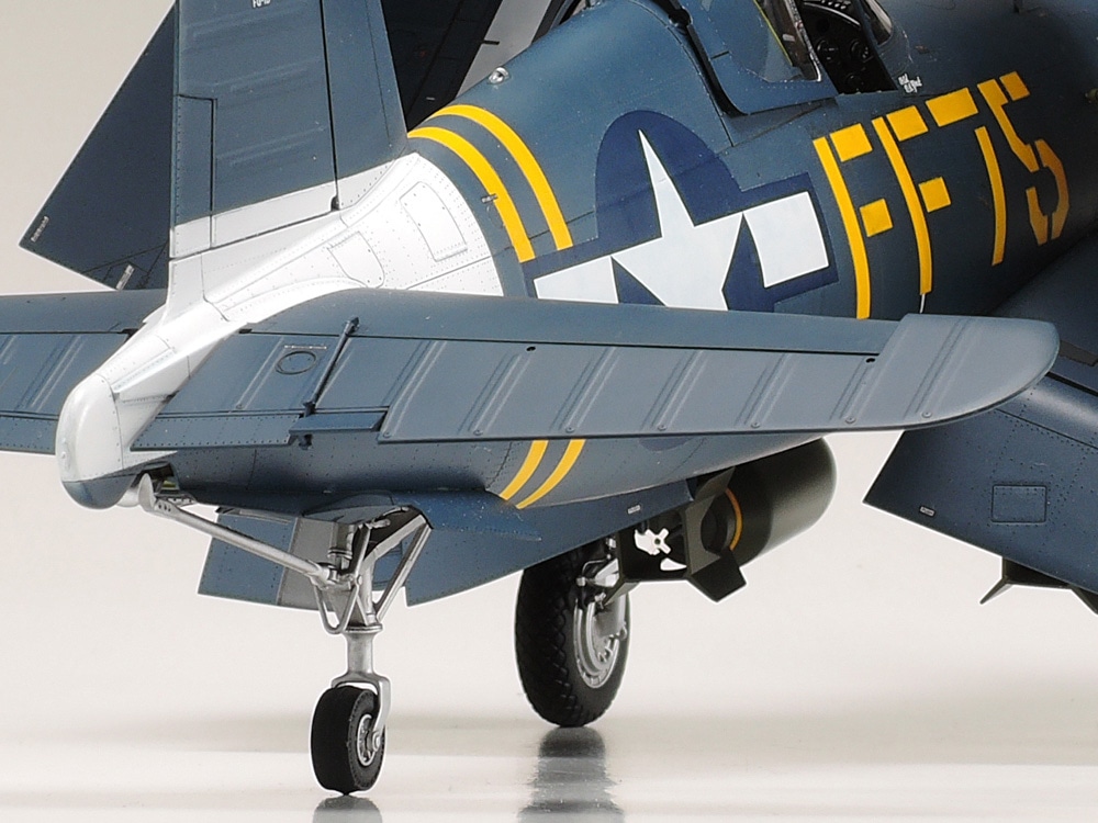 โมเดลเครื่องบิน Tamiya ขนาด 1/32 TA60327 Vought F4U-1D Corsair