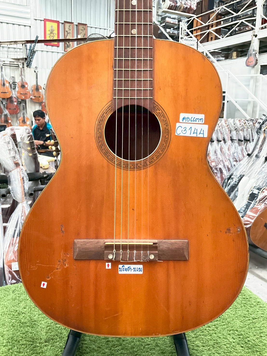 กีต้าร์คลาสสิค ยี่ห้อตามภาพ