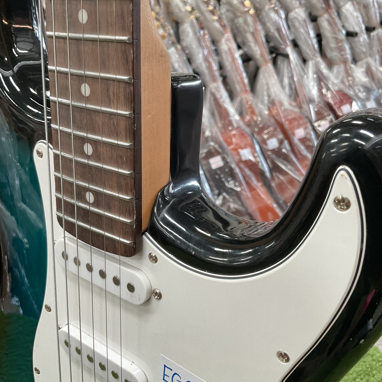 กีต้าร์ไฟฟ้า Mavis