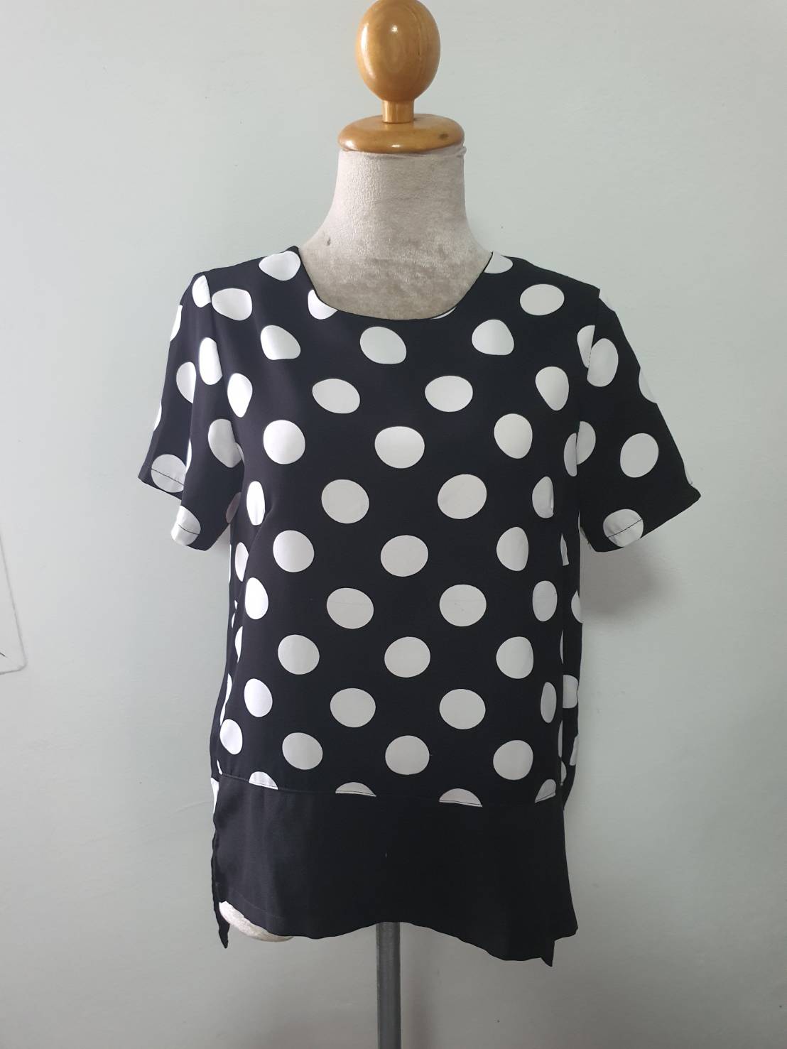 FF06241 เสื้อแฟชั่นสีดำ ลายจุดขาว มือสอง อก 36 นิ้ว