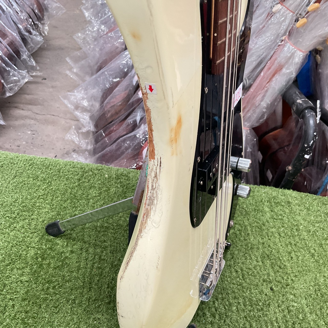 กีต้าร์เบส Legend