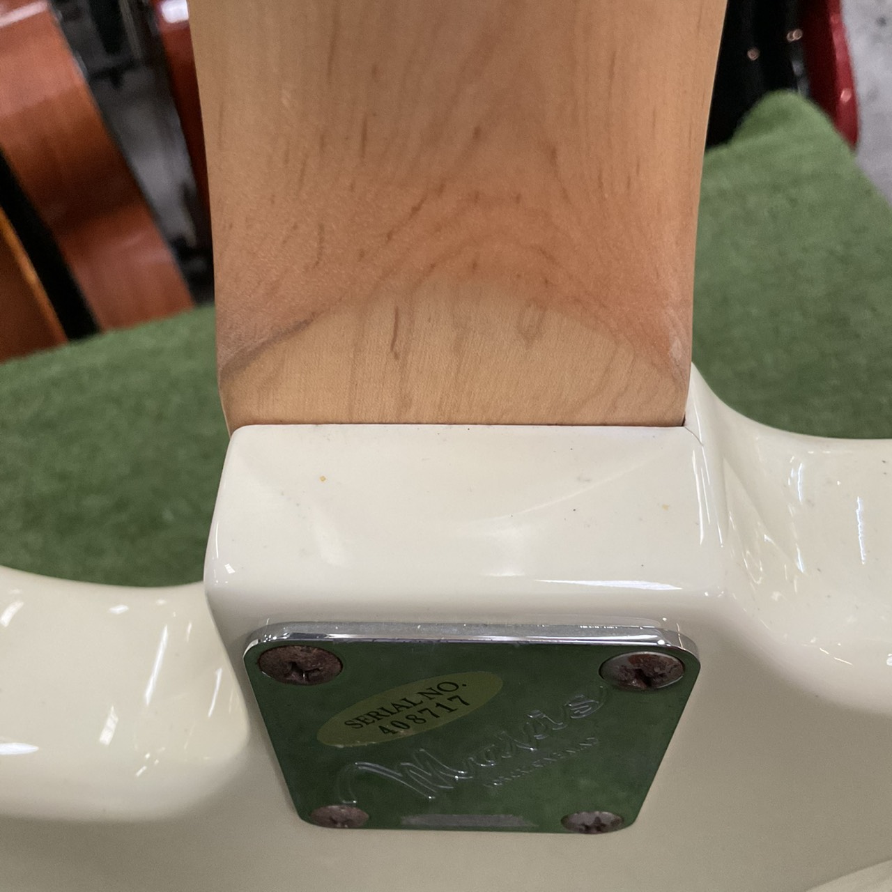 กีต้าร์ไฟฟ้า Mavis