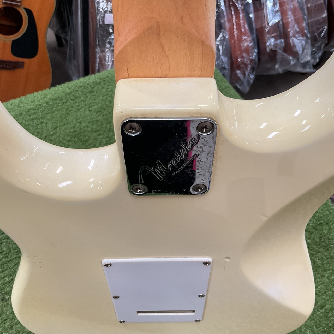 กีต้าร์ไฟฟ้า Mavis