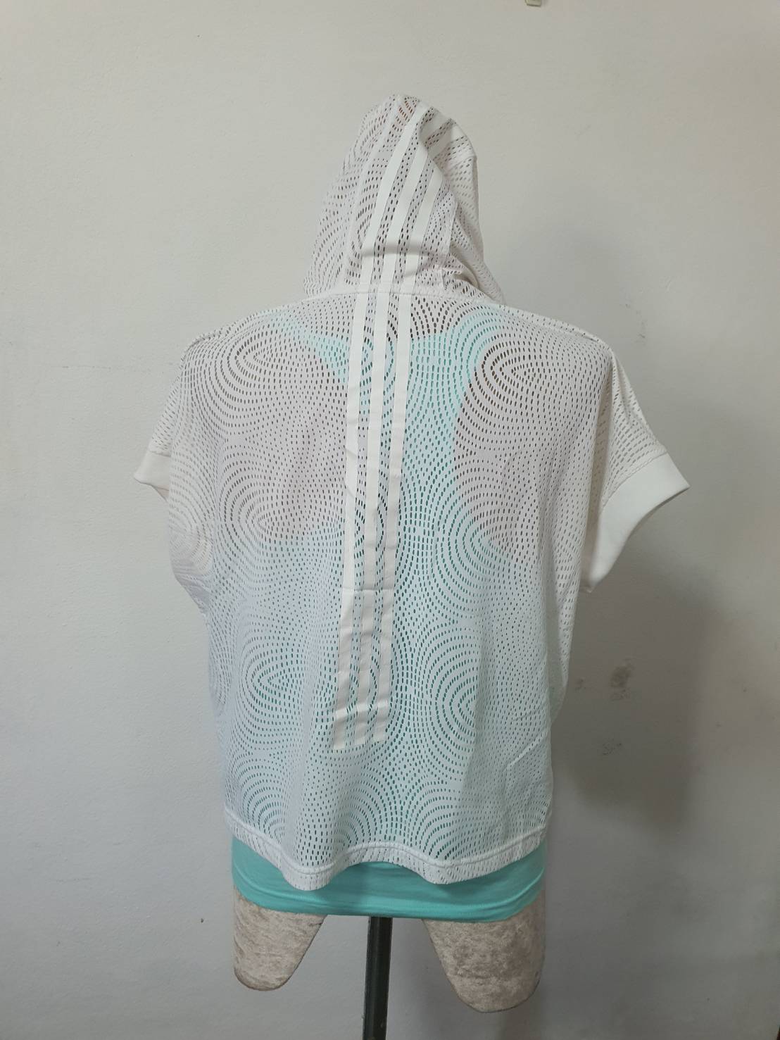 FF06386 เสื้อมีฮูดสีขาว แบรนด์ Adidas อก 42-44 นิ้ว