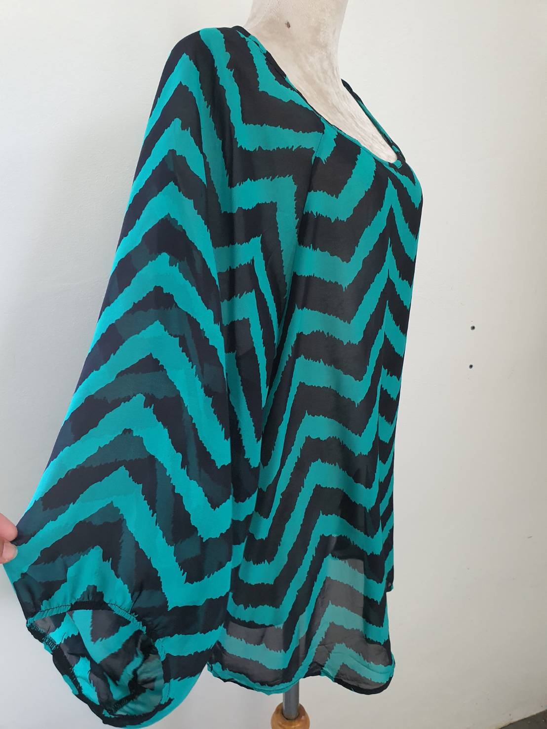 FF05391 เสื้อผ้ามือสอง ชีฟอง สีเขียวลาย แบรนด์ P&S made in usa อก free-46 นิ้ว