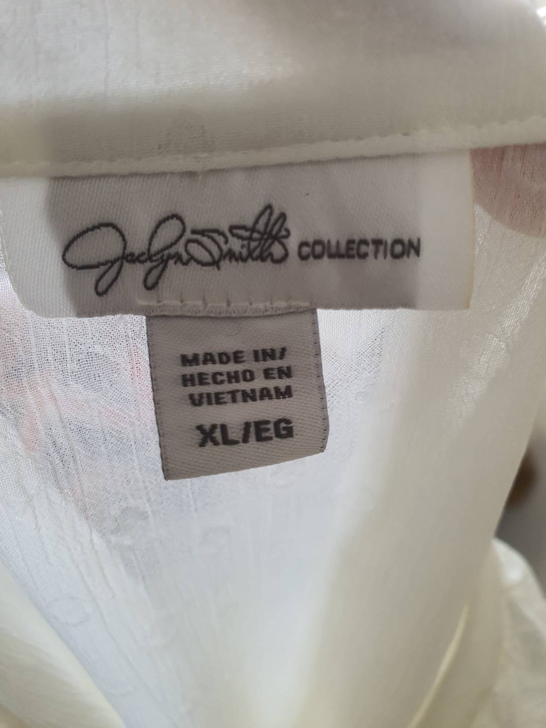FF05233 เสื้อผ้ามือสอง ชีฟอง สีขาวครีม แบรนด์ อก free-44 นิ้ว
