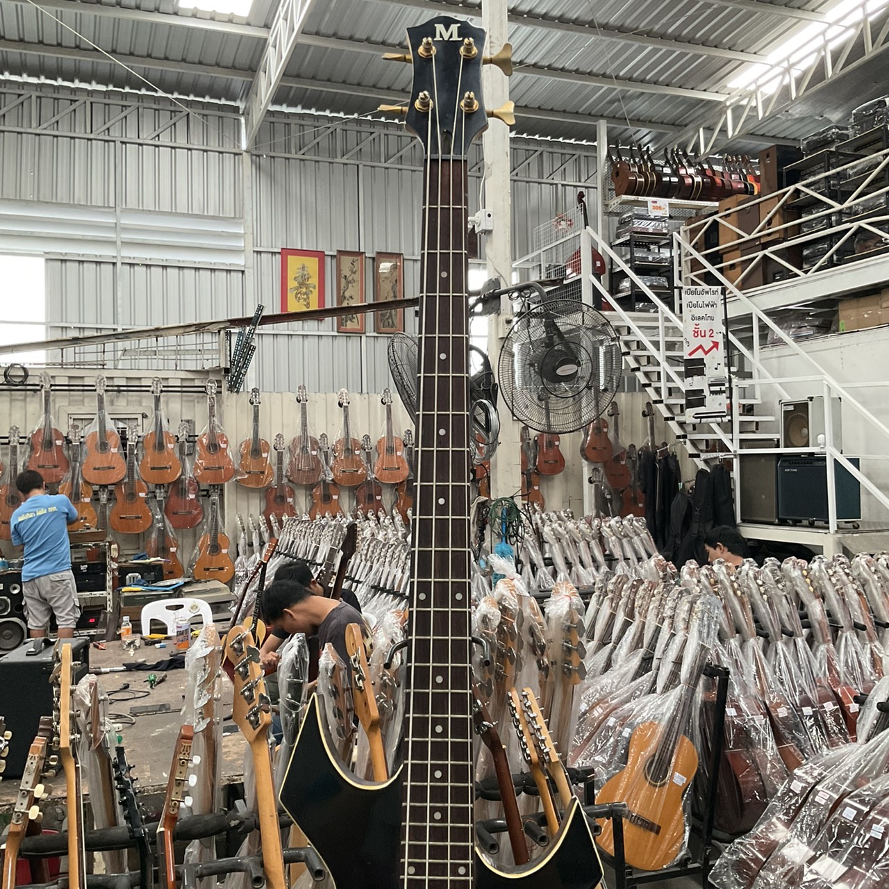 กีต้าร์เบส M