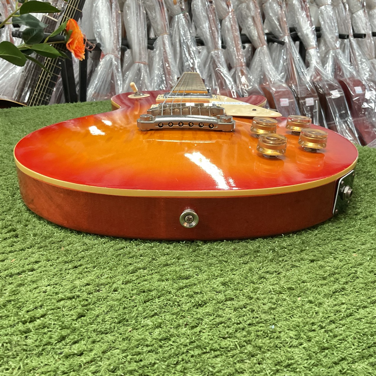 กีต้าร์ไฟฟ้า HOLLY