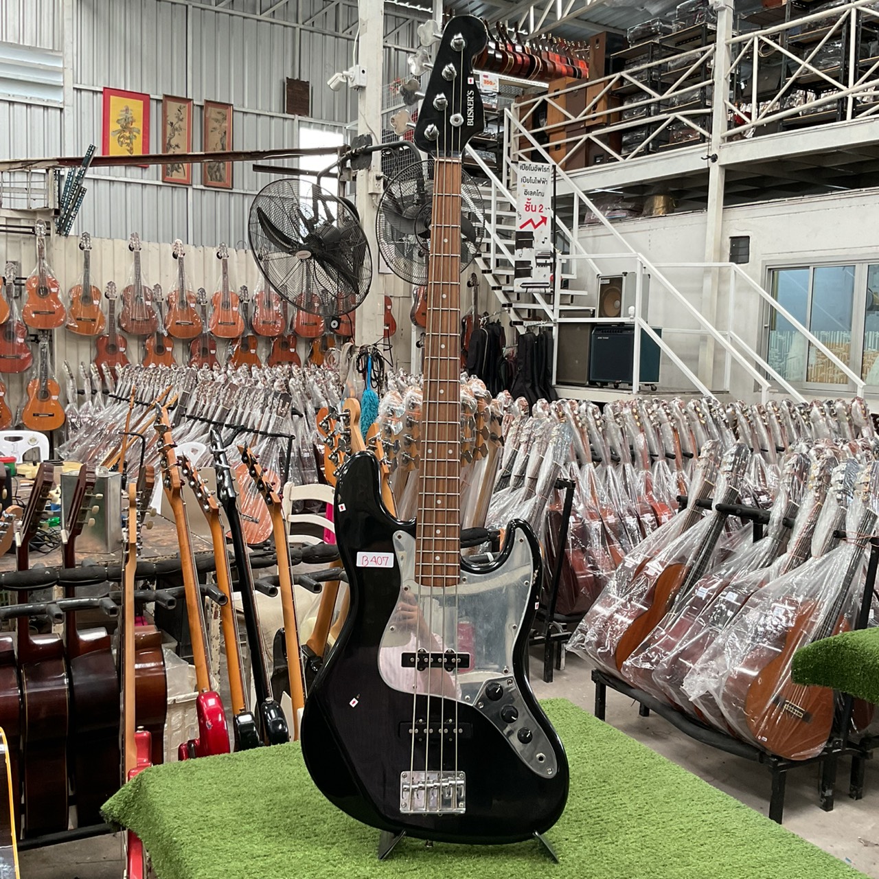 กีต้าร์เบส BUSKER'S