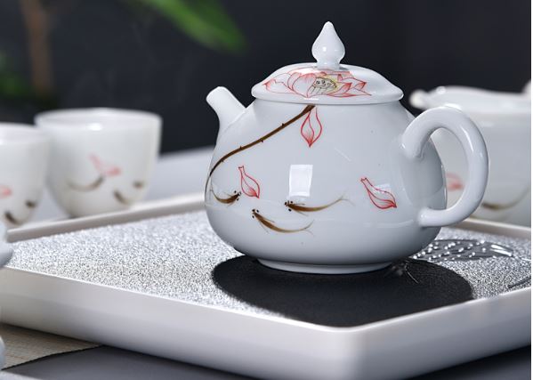 ชุดน้ำชาสำหรับพกพา บรรจุในกล่องกระทัดรัดอย่างดีป้องกันแตกเสียหาย มาพร้อมกาน้ำชา แก้ว4ใบ