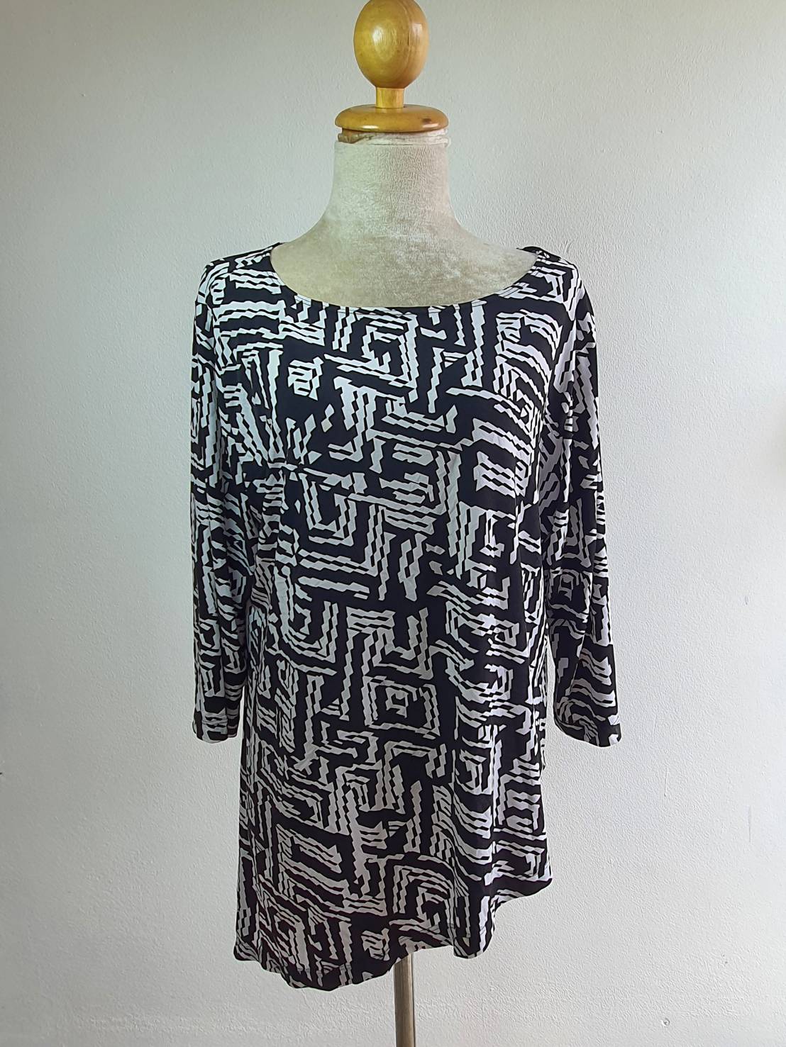 FF04197 เสื้อผ้ามือสอง สีดำลายขาว แบรนด์ Travelers by Chico's อก 44-50นิ้ว