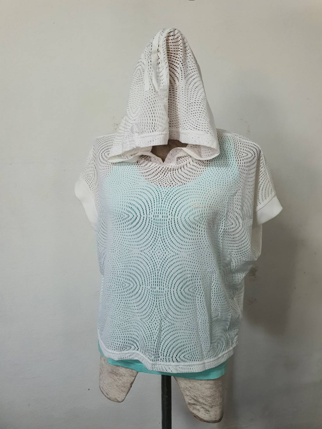 FF06386 เสื้อมีฮูดสีขาว แบรนด์ Adidas อก 42-44 นิ้ว
