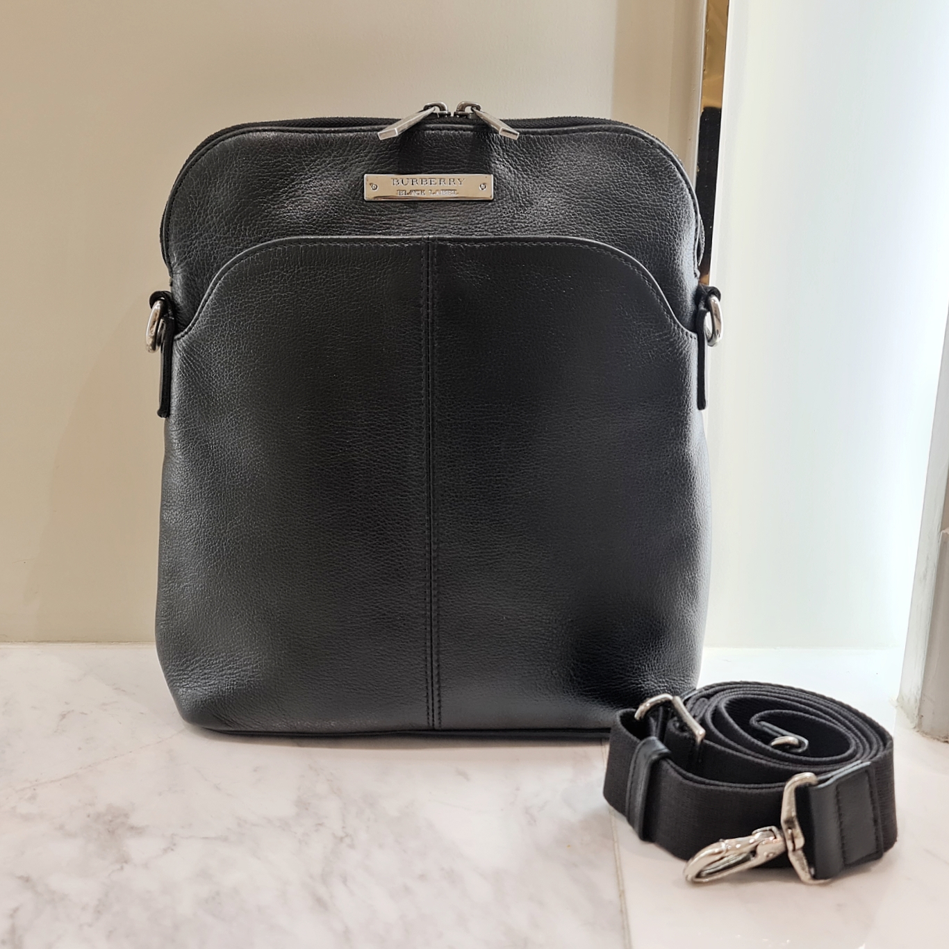 กระเป๋าหนังสะพายข้างชายสีดำ ยี่ห้อ Burberry Black label CrossBody มือสองของแท้