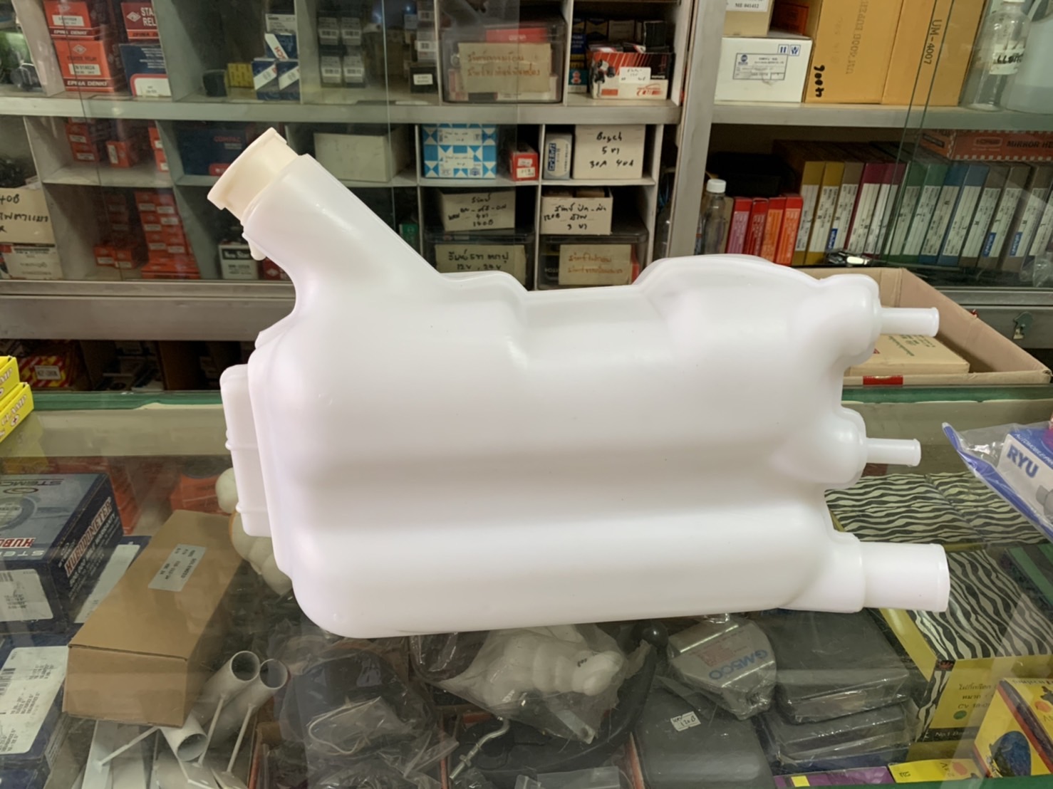 กระป๋องพักน้ำ UD CWM454 CW430 ตัวหลัง ยาว 39 cm