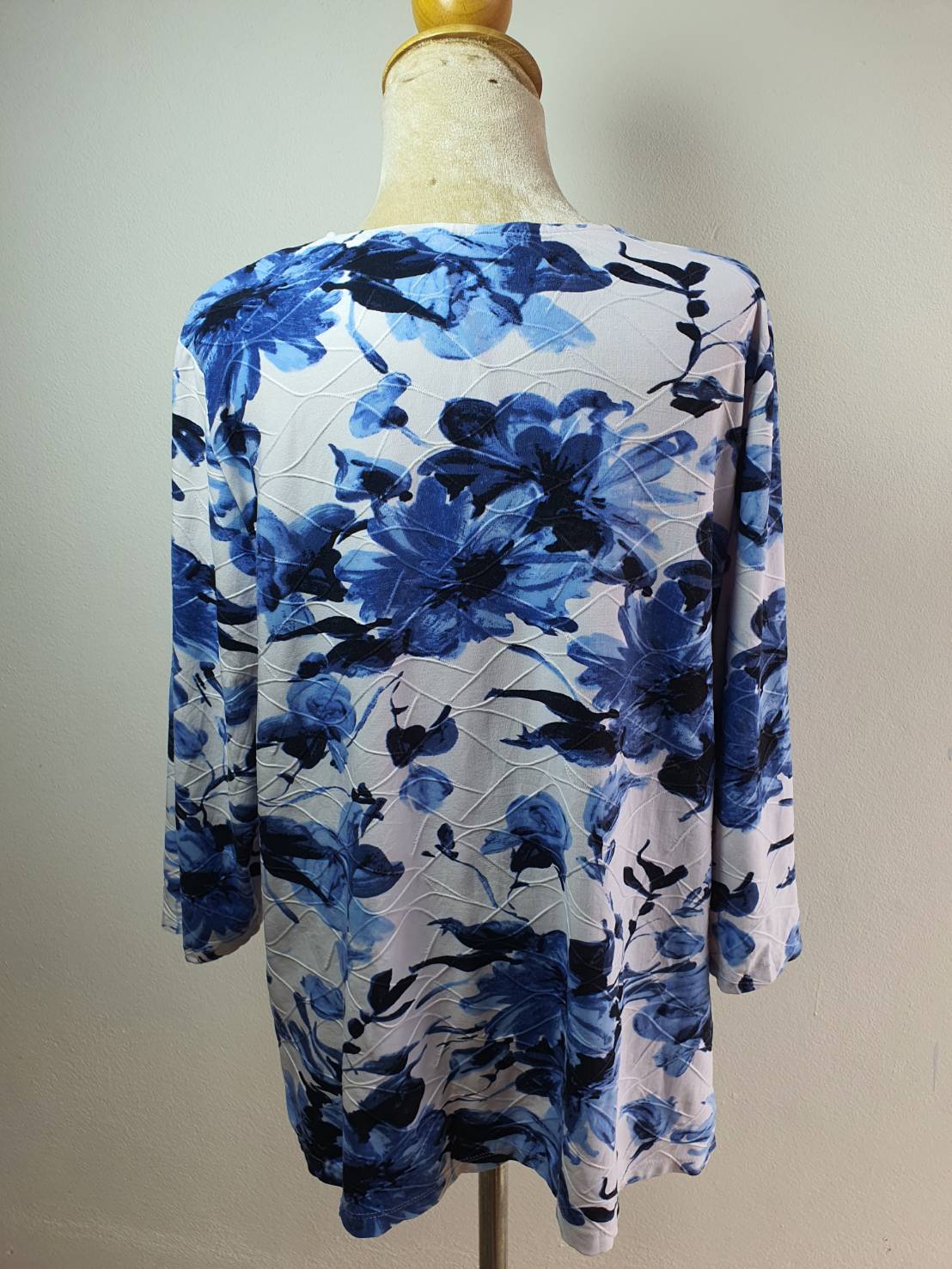 FF04096 เสื้อผ้ามือสอง สีฟ้าลายขาว แบรนด์ TANJAY อก 44-48 นิ้ว