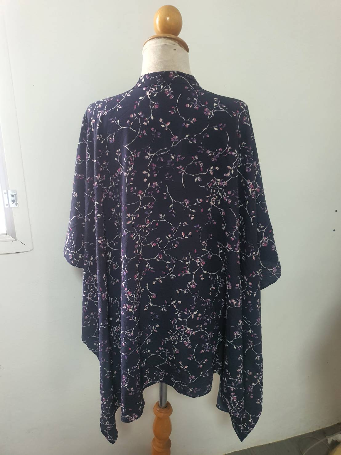 FF06423 เสื้อคลุมชีฟอง มือสอง สีน้ำเงินลายดอกไม้ อก free