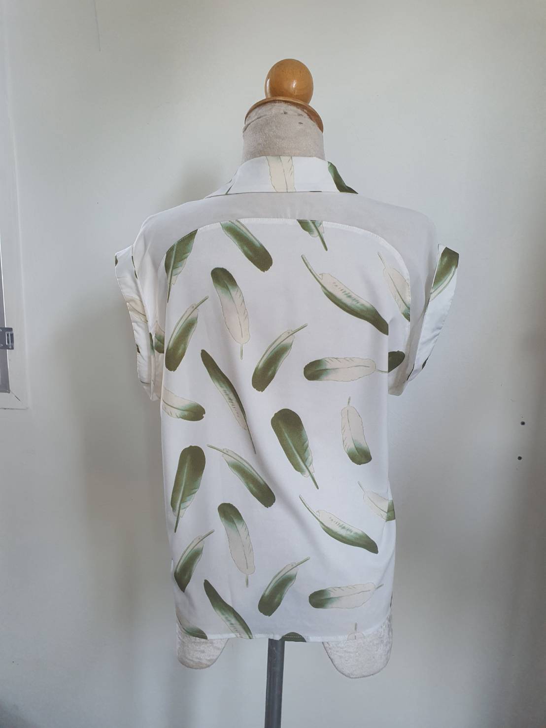 FF05292 เสื้อผ้ามือสอง ชีฟอง สีขาวลายใบไม้ อก 36 นิ้ว