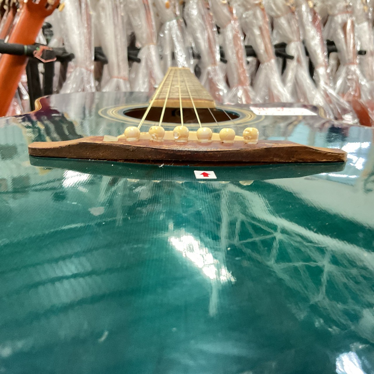 กีต้าร์โปร่งไฟฟ้า Mavis