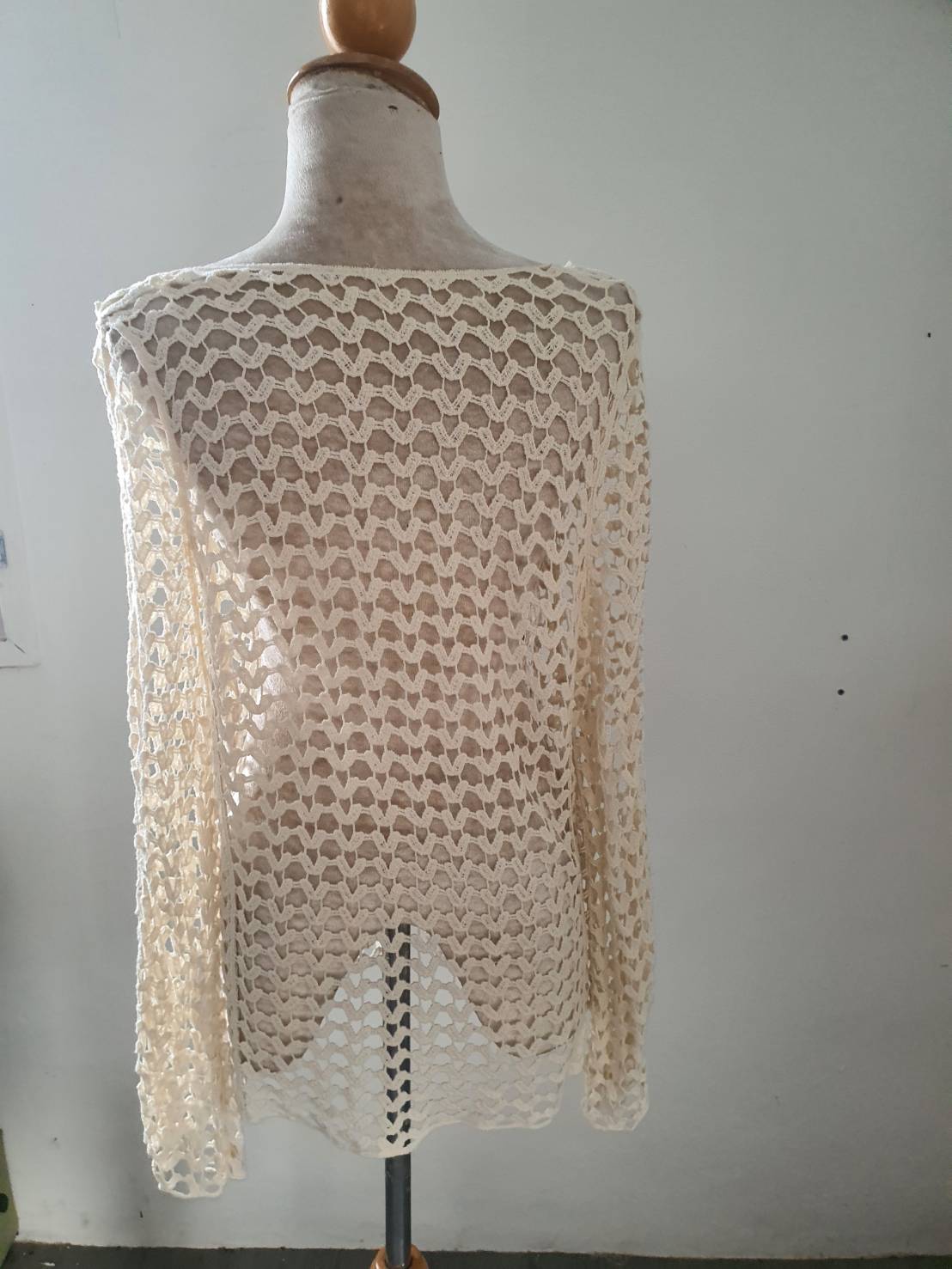 FF05867 เสื้อลูกไม้ถัก ตาข่าย สีครีม มือสอง อก 40 นิ้ว