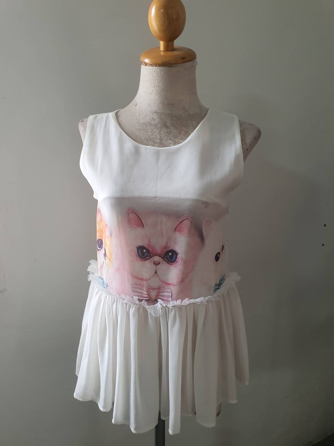 FF06520 เสื้อผ้ามือสอง ชีฟอง สีขาว ลายแมว อก 32 นิ้ว