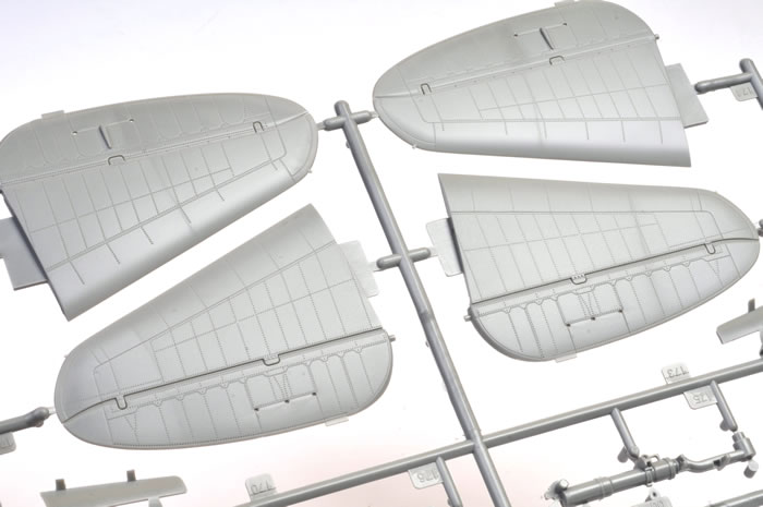 โมเดลเครื่องบินรบ Kinetic Model 1/24 KI-K3212 P-47D Thunderbolt Mk.1