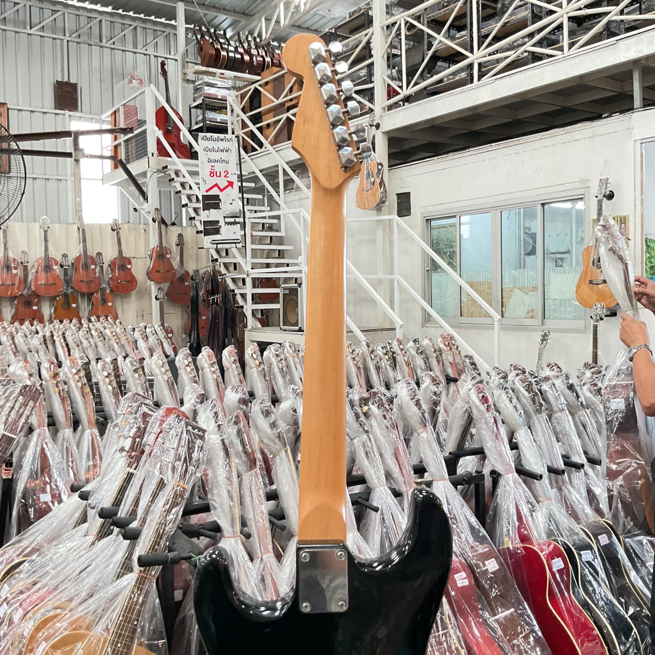 กีต้าร์ไฟฟ้า ยี่ห้อตามภาพ