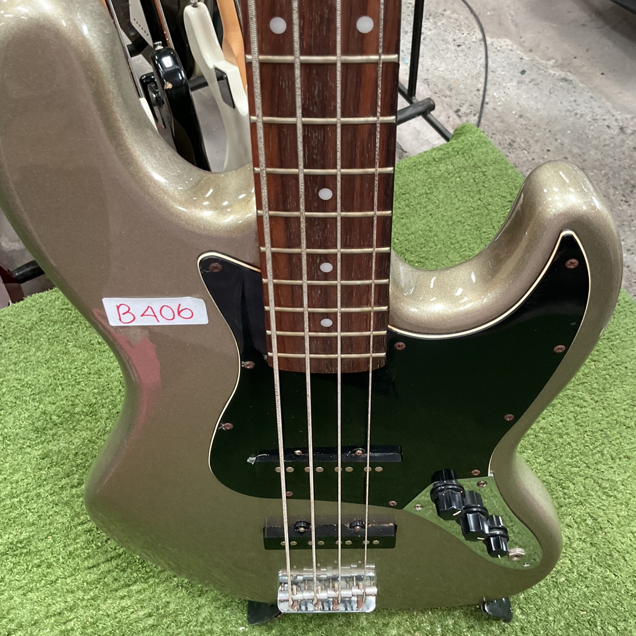 กีต้าร์เบส Legend