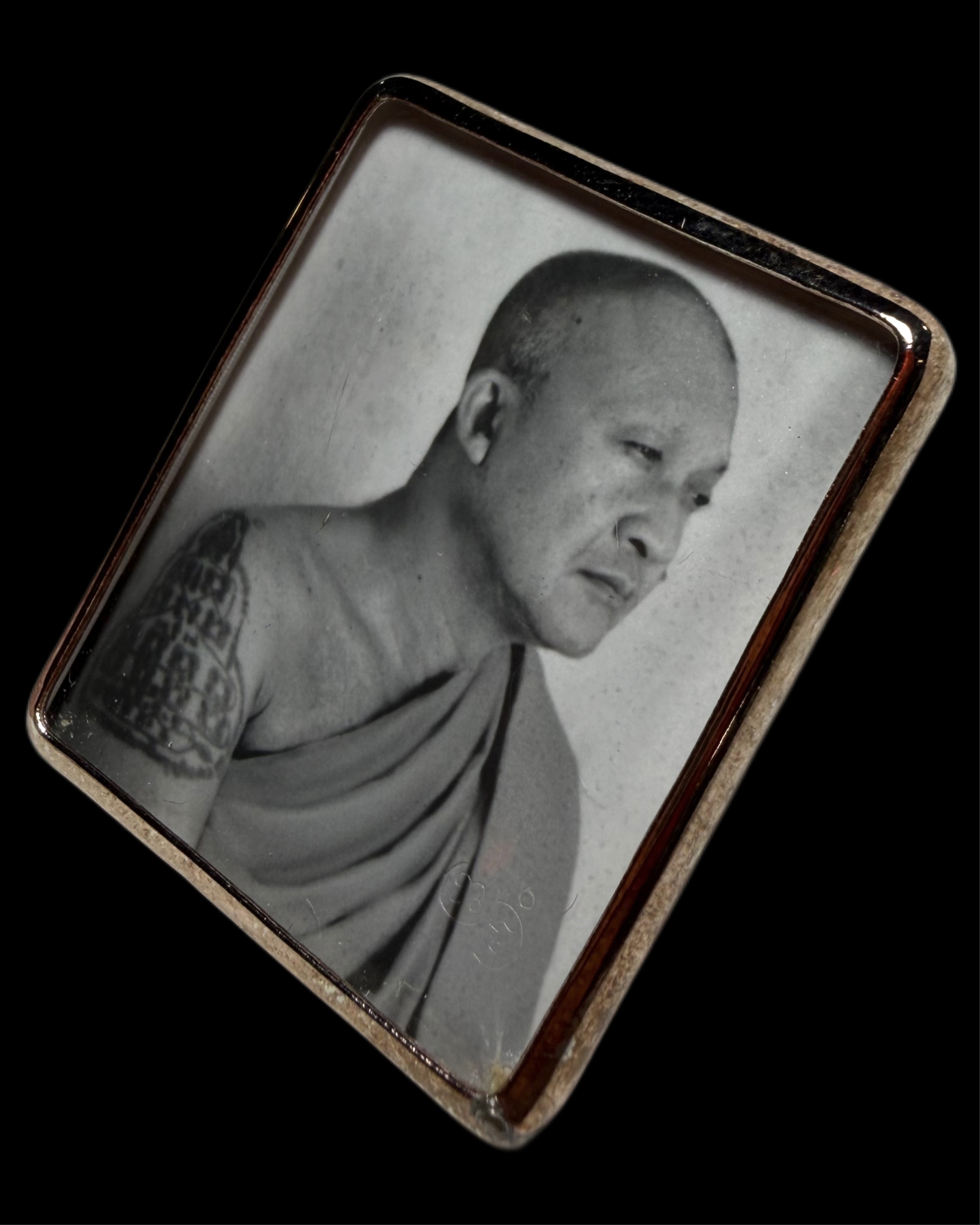 รูปถ่ายหลวงพ่อชำนาญฟิล์มกระจกโบราณ (รุ่น:กองบุญกฐิน2568,หลังเกศา) Luang Por Chamnan’s Wet-Plate Collodion Portrait. (series:kathina merit fund 2568,with Luang Por Chamnan’s hairs) SKU-04065