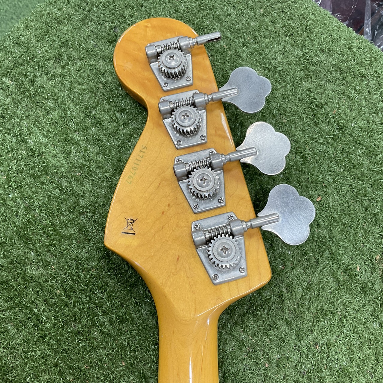 กีต้าร์เบส Legend