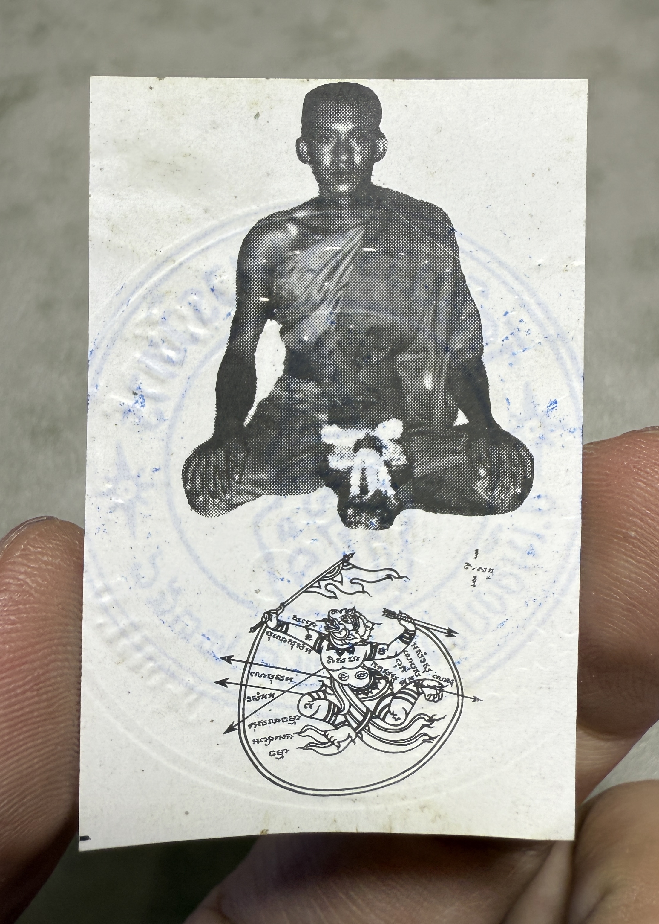 รูปถ่ายหลวงพ่อชำนาญ (รุ่น:หนุมานนำทัพชนะศึก,ตราวัดปั๊มนูน) Luang Por Chamnan Portrait. (series:hanuman leading the army to victory,temple’s embossed seal) SKU-04009