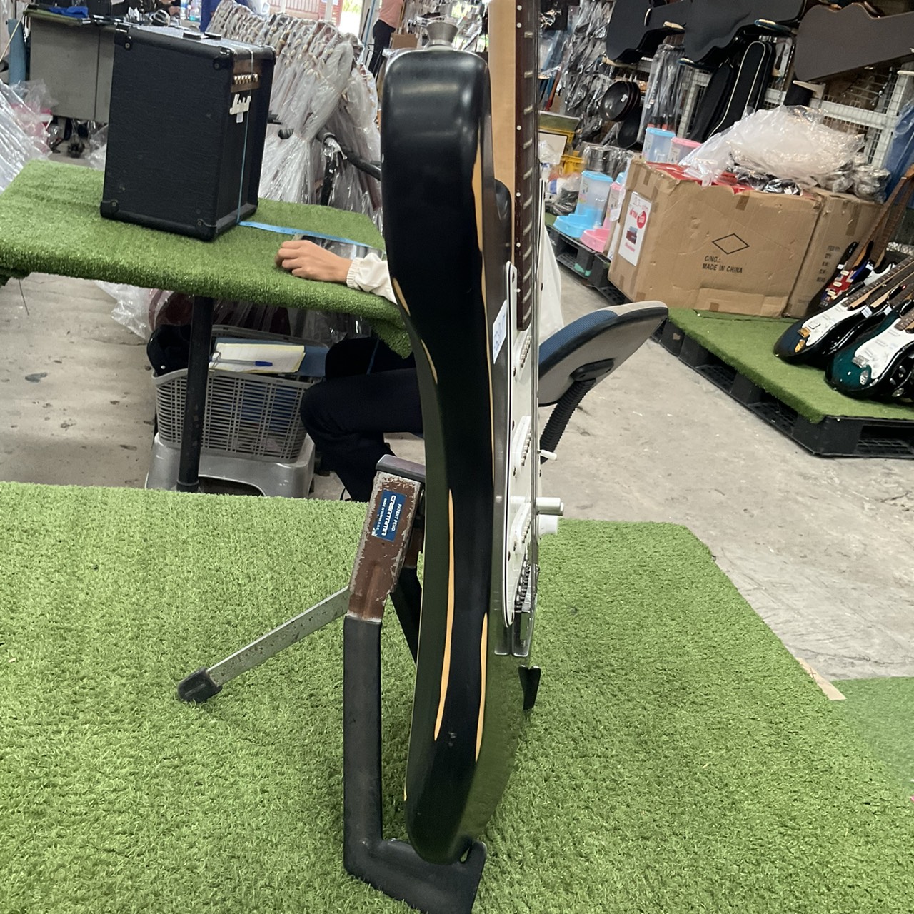 กีต้าร์ไฟฟ้า ยี่ห้อตามภาพ