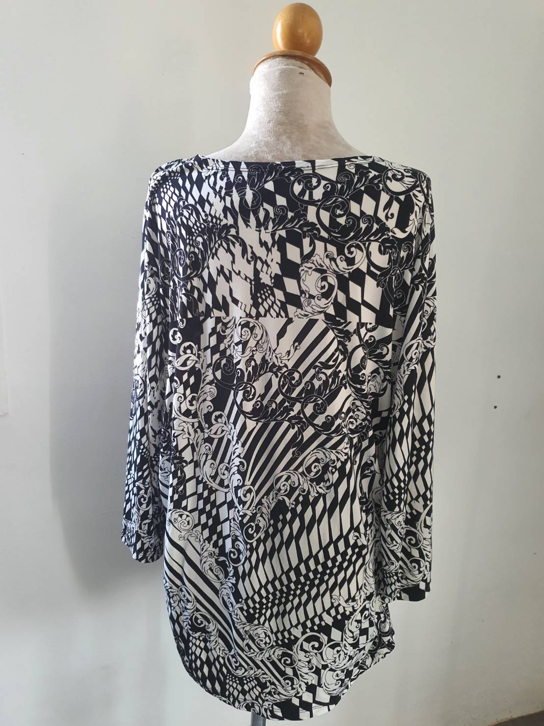 FF06050 เสื้อแฟชั่น ลวดลายสวย มือสอง อก 46-52 นิ้ว
